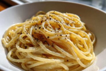 Close-up of creamy Spaghetti Cacio e Pepe, a classic Roman pasta dish with black pepper.