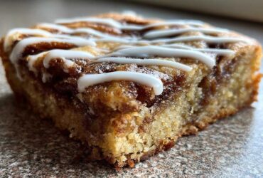 Cinnamon Roll Blondies