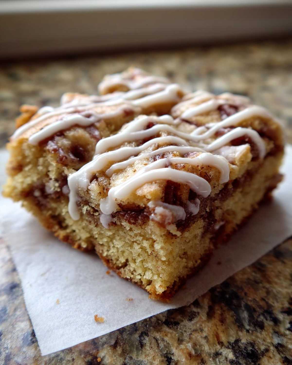 Cinnamon Roll Blondies - detail 2