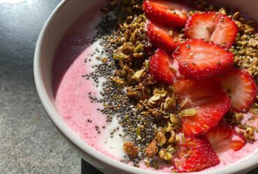 Strawberry Cheesecake Smoothie Bowl