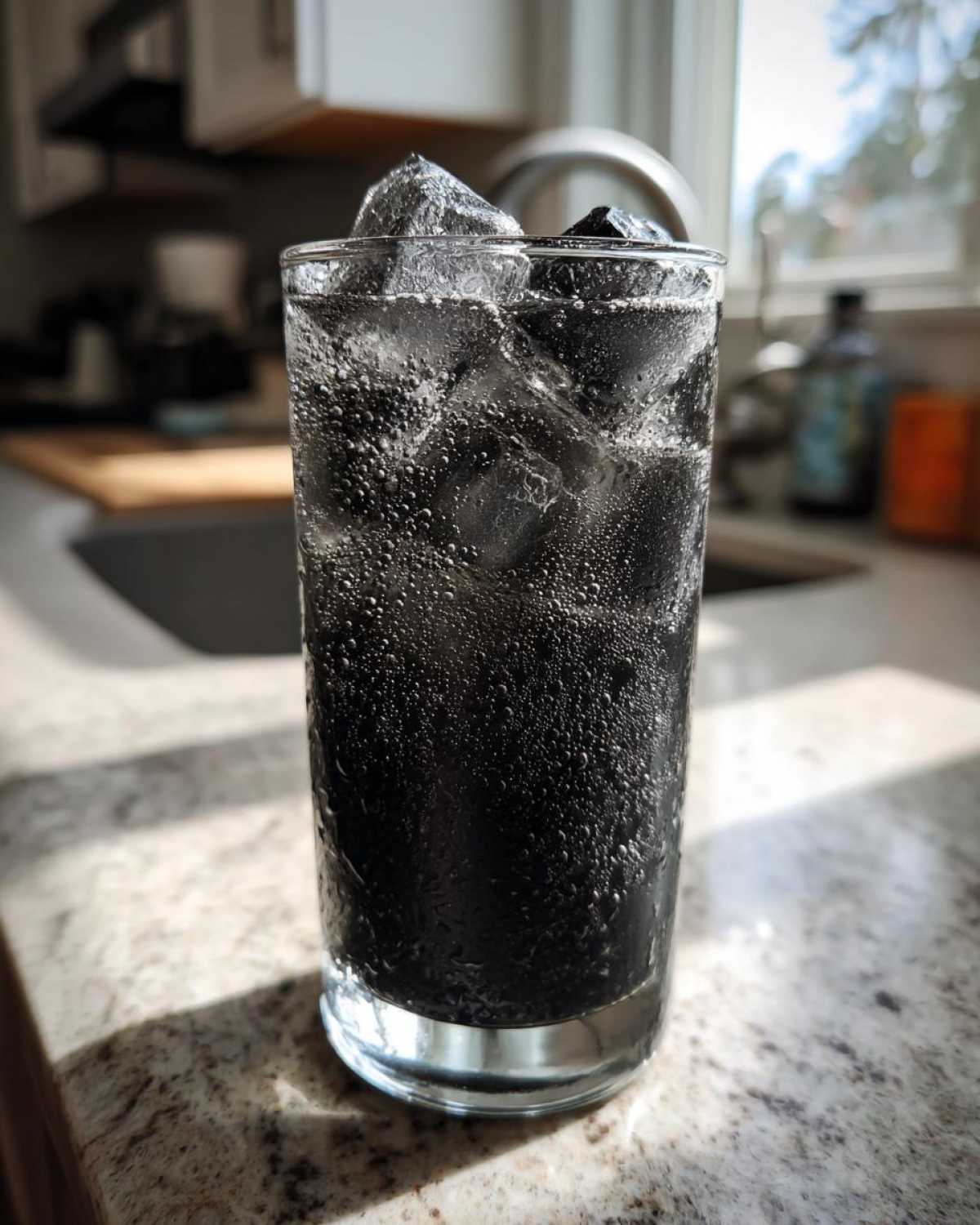 Charcoal Detox Lemonade (Trendy Cleanse Drink) - detail 2