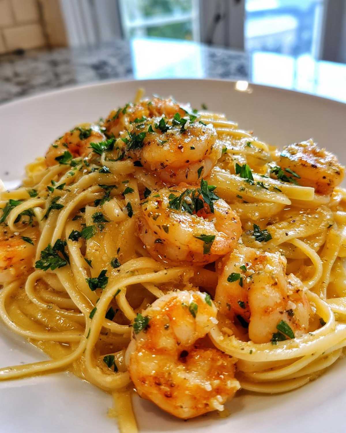 Shrimp Scampi Linguine with Garlic Butter - detail 2
